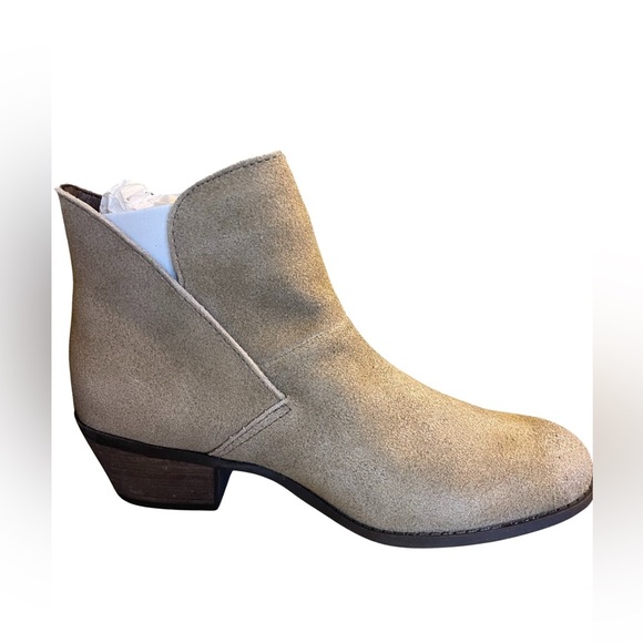 New me too Zena suede tan booties sz 7m $100 - Picture 1 of 7